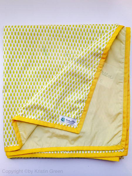 Water resistant picnic blanket